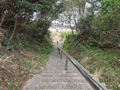 海上交通センターから急な階段を降り海岸線まで下ると
「伊良湖岬灯台」があります