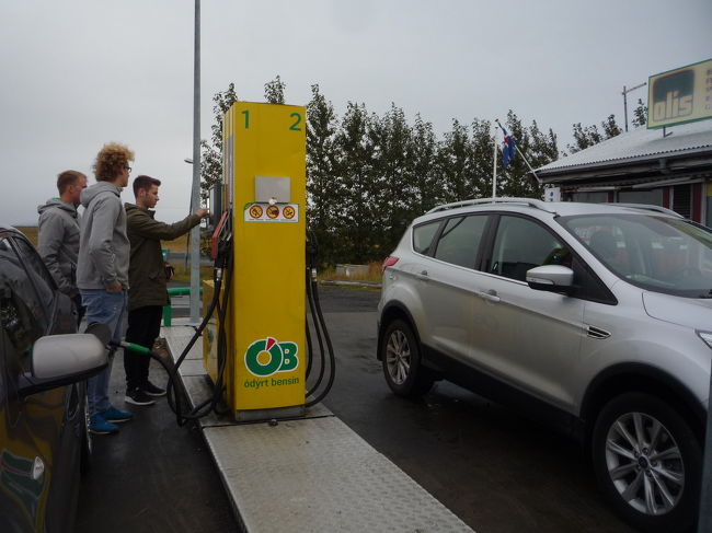 給油<br />カード決済の操作方法わからず、彼らに聞いたな～