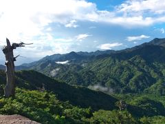 少し急な小山を登り、太鼓岩に到着！
二日前の宮之浦岳縦走ルートが目の前にくっきり。
素晴らしい絶景に、ただただ感動するばかりです。