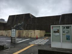 午前中は雨だったので、美術館にやってきました。
駅から１０分歩きました。
城跡みたいな建物でしたね。