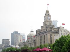 時計塔がひときわ目立つのは海関大楼（1927年）租界時代の税務署のようなところでしょうか、ドームを持つのは上海浦東発展銀行（1923年）ここは昔も銀行でした。