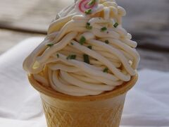 歩いてお腹が空いたので、喜多方市内のラーメン神社を訪ねました。
ラーメンソフトクリーム（しょうゆ味）が350円だったので、食べてみました。
はやりの塩ソフトみたいな味でした。

そうそう、ラーメン神社。昔はもっと物販があったりしましたが、単なる休憩所みたいに変わってましたね。