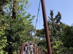 続いては門脇吊橋。
長さは48ｍ、海面からの高さは23ｍだそうです。
結構頑丈な吊橋でほとんど揺れません。