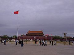 天安門広場に来ました。
相変わらず、広いです。
この後ろには、毛沢東紀念堂がありますが、
すでに大行列となっていました。
