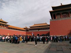 紫禁城の入り口となる午門。
すでに大行列。
ほとんどが団体さんで。しかもほぼすべて、大陸の方々。
チケット売り場はこの右側にあります。