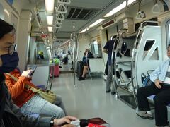 　MRTは、台北駅方面とは逆になるのでそんなに混んでなく、ほとんどが高速鉄道か台湾鉄道を利用する客のようです。なお電車内では飲み食いは禁止で、罰金は1500元(約5600円)なので注意して下さい(電車内に書いてありました)。