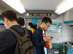 　列車は自由席も満員で、デッキにも多くの人が立っていました。しかし乗車約10分後の新竹駅では40%近くの人がおり、楽に座ることができました。台北－新竹間は、所要時間が約35分と通勤圏内のため8～9時台はけっこう混みますが、いつも新竹からは座ることができます。