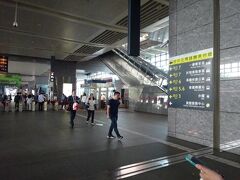　高鉄新竹駅から約25分で高鉄台中駅に到着。高鉄台中駅から台鉄新烏日駅は同じ敷地内なのですぐにわかるし、写真右の案内板にも行く先が示してあります。