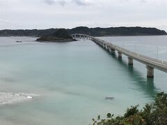 角島大橋に到着。天気が曇りでも綺麗な白砂とエメラルドグリーンの海に人工的な橋が美しく弧を描く。