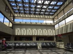 2つ他ホテルを経由して送迎バスでダニエルイノウエ国際空港へ。