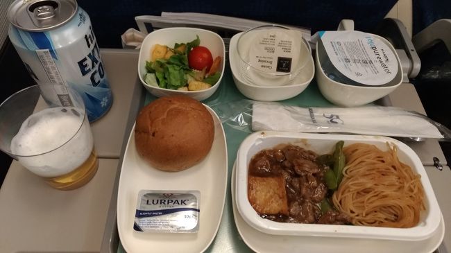 仁川からは大韓航空で。<br />ビビンバは選ばず牛肉を選んだ。