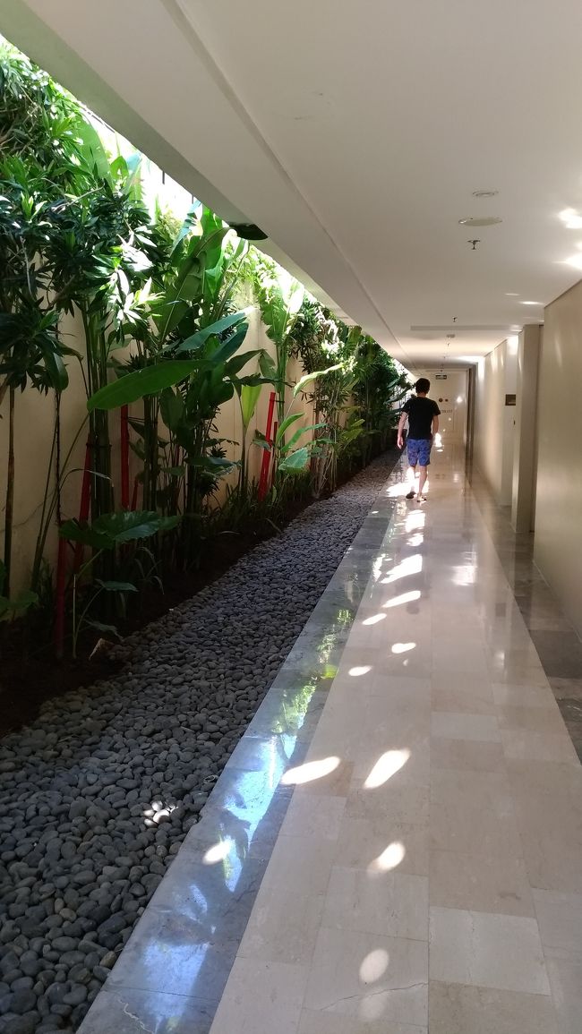 朝食の会場に向かっています。<br />何かいつも3歩以上後ろを歩く嫁。<br />オットは歩くのが早くて、しかも後ろも振り向かないので、時々意地悪して迷子にしてやるのさ！