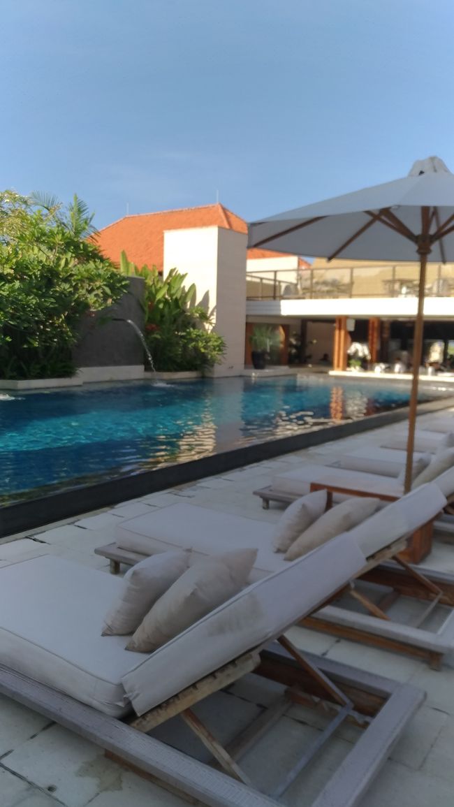 ここのホテルはプールが2つ。<br />プールを客室が囲んでいるのと、このレストランの側にある四角いプール。キッズ用の浅いのがあるのはこの写真のプールのみ。