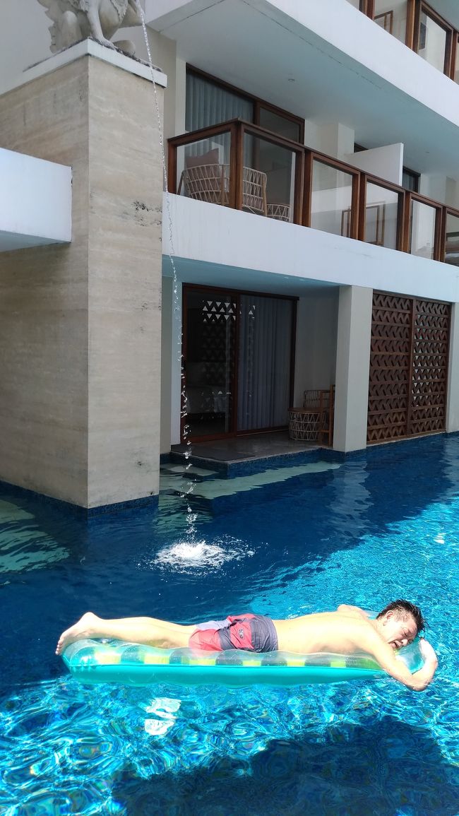 昨年のプーケットでは日焼けで酷い目にあったオット。今年はとにかく日焼け止めをこまめに塗ってました。