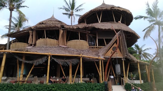 午後からはホテルから歩いてクタのビーチウォークへ遊びに行きました。海岸沿いは割と歩きやすかった。<br />この写真はアズールビーチクラブ。2階にプールがあってDJが入ってる。