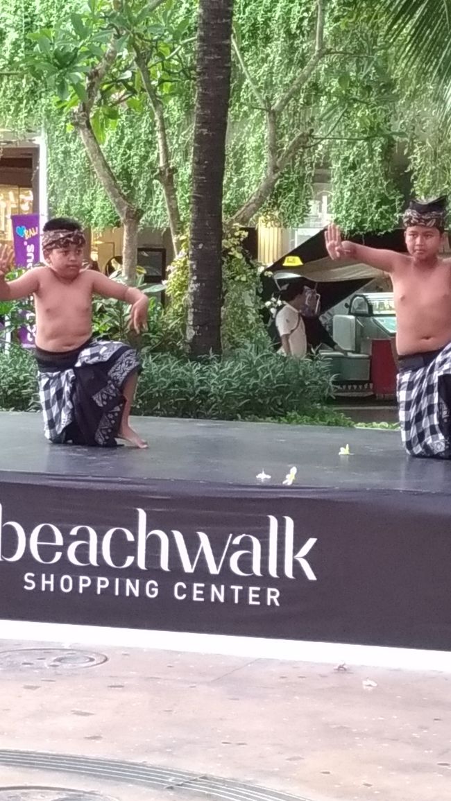 ビーチウォークに入ると、バリ舞踊の音楽が流れ出ます。BGMではなさそう！音を頼りに歩いて行くとイベント会場みたいな所でバリ舞踊をやっていました。