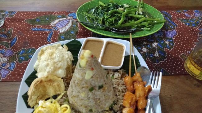 ナシゴレンセット！美味しかったです。空芯菜の炒めたのも！<br /><br />ここは日本人女性がご主人と経営しているとか。<br />お会計の所にいらっしゃいました。<br /><br />そんなこんなでバリ島2日目終了。<br />オゴオゴ当日の模様はこの次で！