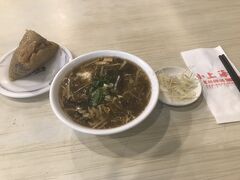 ランチは空港近くの「小上海」で。
豚肉のおこわと、酸辣湯。

美味しかったー。