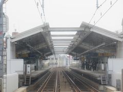 雑色（ぞうしき）駅通過。＜ＫＫ１８＞

＊駅ナンバリングのＫＫ１２～ＫＫ１７は空港線の駅に割り当てられているので京急蒲田の次の雑色駅は番号が飛びます。
