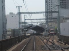 京急鶴見駅を通過します。＜ＫＫ２９＞
この駅は２面３線を持ち上り線のみに待避設備がある変則的な駅です。
少ない用地で高頻度運転と優等列車の速達性を高めようとした苦心のあとです。