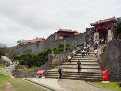 龍樋・冊封七碑と瑞泉門
石段途中の右手に龍樋と名付けられた泉があり、王宮の飲み水として使われたそうです。周辺の石碑には龍樋の水の清らかさを賞賛した冊封使（中国からの使者）たちの書が刻まれ冊封七碑と呼ばれています（復元）。
石段の上が瑞泉門。創建は1470年頃、沖縄戦で焼失し1992年復元。