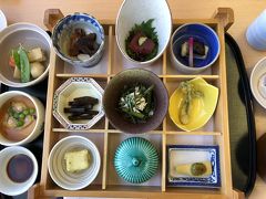 写真は、浜松での昼食。
宿泊した「葛城北の丸」からJRで浜松に行き、オークラアクトシティホテルの「山里」で古くからの友人とランチ。夫も交えて3人です。31階のレストランは市内が見渡せてよい眺めでした。

この後、友人の車で母の実家に送って行ってもらい、高齢の叔母としばしおしゃべりしてから浜松駅へ。1年ぶりの叔母は元気そうでよかった。
そして、浜松駅から新幹線で広島に向かいました。途中、新大阪で乗り換えです。春休み中のことで、指定席を取ってなかったため座れるか心配でした。とにかく座れたのでほっとしました。