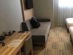 那覇で一泊し、明朝の飛行機で宮古島入りです。
那覇での宿泊は「Y's CABIN & HOTEL 那覇国際通り」
1年ほど前に出来たばっかりの綺麗なホテルでした。
