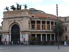 マッシモ劇場ほど有名ではないが格式のある大劇場。劇場前にはルッジェーロ・セッティモ広場。