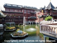 豫园商城(Yuyuan Tourist Mart)

九曲?の中央部分には上海最古の茶芸館の湖心亭が設けられています。


豫园商城：https://ja.wikipedia.org/wiki/%E8%B1%AB%E5%9C%92%E5%95%86%E5%9F%8E
豫园商城：http://www.shanghaikanko.com/sight/s3/syan.html
湖心亭：http://www.shanghaikanko.com/amuse/a1/hun.html