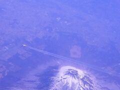 南部富士 岩手山上空です。

岩手山上空を飛ぶ飛行機の更に上空から。
