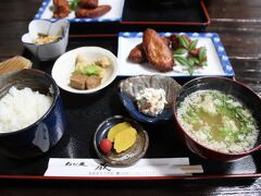 こちらは私が頼んだおび天定食
（おび天盛り合わせ・カニ巻汁・酢の物・ご飯）
厚焼き卵も有名らしいのですが、元々好きじゃないのでついていないの頼んだのよね。卵ついていないのでいいの？って言ってたけど好きじゃないからいらないのって言ってたのに、結局食べたいからって事で単品で頼みました。
じゃあついてたのにしたのに笑

