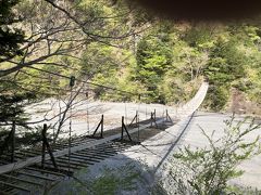 寸又峡の夢の吊橋です。
事前情報ではエメラルドグリーンのダム湖に架かる吊橋なんですが・・・。
あり？
灰色や～ん。
たまたま通りかかった中部電力のパトロールの方に聞くと、雨が降ったのでこんな感じになっているそうです。
ここまで苦労して来たのに、かなり残念でした。