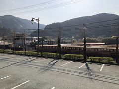 大井川鐡道の千頭駅です。
出発前の車両が休んでいます。

ここからまたクネクネ山道が続きます。