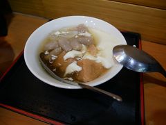 血迷ってタロイモと芋圓のトッピング（だって大好きなんだもの）
お腹がさらに膨れるw

上質な絹ごし豆腐に甘いシロップをかけたら似たようなものは作れるのだろうか…
タピオカ同様日本でももっと出回ることを願うばかり
