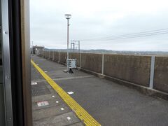 十二橋駅です。

1面1線の駅ですが、高架になっています。高架線なのに1面１線の駅は、（個人的に）不思議な感じがします。

高架路線って、都心を走る路線って感じがしますよね？（笑）