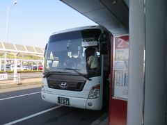 自動券売機で空港から市内までの乗車券＠1,250円を購入し8:50発のリムジンバスで鹿児島市内へ。バスは鹿児島交通が運航している韓国ヒュンダイのユニバース。
