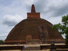 大きなストゥーパに行き着きました。アバヤギリ大塔です。
靴を脱いで東側から参観します。
