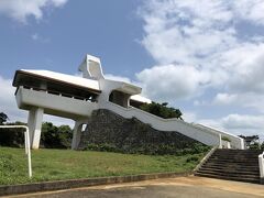 伊良部島で一番高い場所にある牧山展望台に来ました。
横から見ると鳥の形をしています。