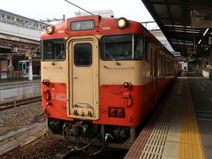 岡山駅8時44分発の津山行き普通列車に乗り込みます。みまさかノスタルジー塗装のディーゼルカー。