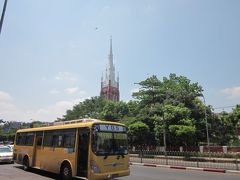 ゆるりと～、街へでます！、ジャンクションシテイでバスを降ります～。

後方にはレンガ造りの先頭が高くそびえる「ホーリートリニティ教会」と真新しいバスとの写真。
とてもヤンゴンとは思えないほどですが？…。