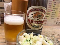 風呂上りのおビールは蒲田駅東口の『つぶしたて焼き鳥　おみっちゃん』で。
17：30過ぎの訪問でしたがカウンター席ゲットー。

まずは瓶ビールとお通しのキャベツで乾杯♪（この日は飲み仲間のすぬ氏と行ったのだ）