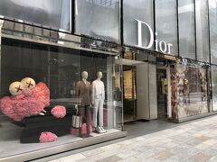 東京・銀座『GINZA SIX』1F

「Dior（ディオール）」ギンザシックス店の写真。

エントランスはこちらの銀座中央通り側と、『ギンザシックス』
地下1階にあります。

地下1階がディオール オム、1～3階がレディース、
4階が【ディオール メゾン】＆【カフェ ディオール】になります。

1階からミラーのエレベーターに乗って4階の【カフェ ディオール】へ。

「House of Dior Ginza（ハウス オブ ディオール ギンザ）」
1947年創業。前後の影を色濃く残す時代にフェミニンなシルエットを
提案し、女性たちの美しく装うことへの喜びを取り戻し、ファッション
に革命を起こした。ウィメンズ、メンズ、ファインジュエリーと
タイムピースを展開し、クチュールメゾンとしてのルーツに忠実に、
そのビジョンと創造性、クラフトマンシップを極めた商品を最高の
サービスで提供します。

 「ハウス オブ ディオール」は日本初のコンセプト。全館にわたり
メゾンの「アール・ド・ヴィーヴル」（ライフスタイル）を伝える
特別な空間が特徴。地下1階、地上4階からなる店舗にウィメンズ、
メンズ、ファインジュエリー＆タイムピースが並び、日本初となる
「ディオール メゾン」ではクリスタルガラスやリネン、
カトラリーなどが揃います。
同じく日本初出店となるカフェではディオールの食器を使い、
メゾンに因んだメニューを提供いたします。