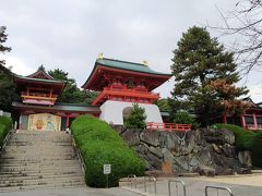 翌日は赤間神社へ
山門が竜宮城っぽいかたちしてます