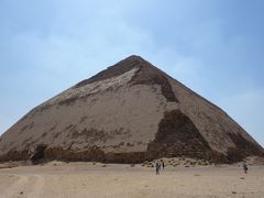 屈折ピラミッドは、クフ王の父にあたるスネフェル王により、建造されたピラミッドです。途中で傾斜角が変わっている理由は、建設途中に王が亡くなり、工事を急いだという説もあるようですが、ピラミッドが崩れる可能性があり、傾斜角を変更したという説が有力とされています。