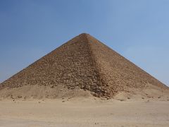 赤ピラミッドもスネフェル王により、建造されました。
ギザの大ピラミッド、カフラー王のピラミッドに続いて、3番目に大きなピラミッドです。ギザのピラミッドより、傾斜角が緩やかですが、美しい形のピラミッドですね。化粧岩が持ち去られ、花崗岩が赤く見える事から、赤ピラミッドと呼ばれています。