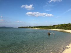 次に向かったのはコンドイビーチ。
竹富島で一番きれいで唯一の海水浴場だそうです。
確かにすごくきれいなビーチ。
サバニ？が浮いていました。