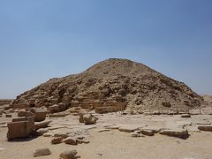 階段ピラミッドのすぐそばにある、ウナス王のピラミッド。
これを見てもピラミッドと思えないくらい崩れてしまっていて、小さなピラミッドです。近年再公開されたピラミッド内部に入ることが出来ました。