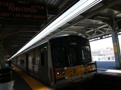 エアトレインを終点のジャマイカ駅まで乗り、ロングアイランドレイルロードに乗り換えてペン駅まで出ます。