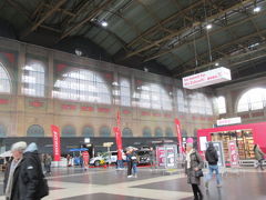 ◆チューリッヒ街歩き◆
チューリッヒ駅には15分ほどで着きました。
改札も検札も出札も無し。
ここもフランクフルト駅のように天井がドームのよう
