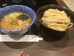 でも食べる六厘舎(^_^)
出来上がり10ー15分待ちにはずが20分越え！
父さん急いで食べて搭乗口に。
坊ちゃんはすでに夢の中zzz
だけど叩き起こして連れられてった。
もう重いもんね。

しばしの別れ(´；Д；`)